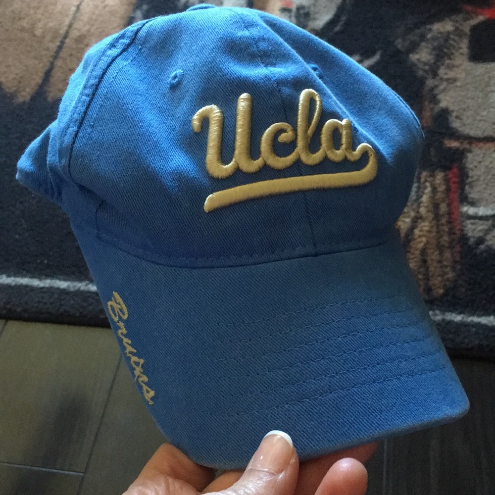 Adidas baseball hat.